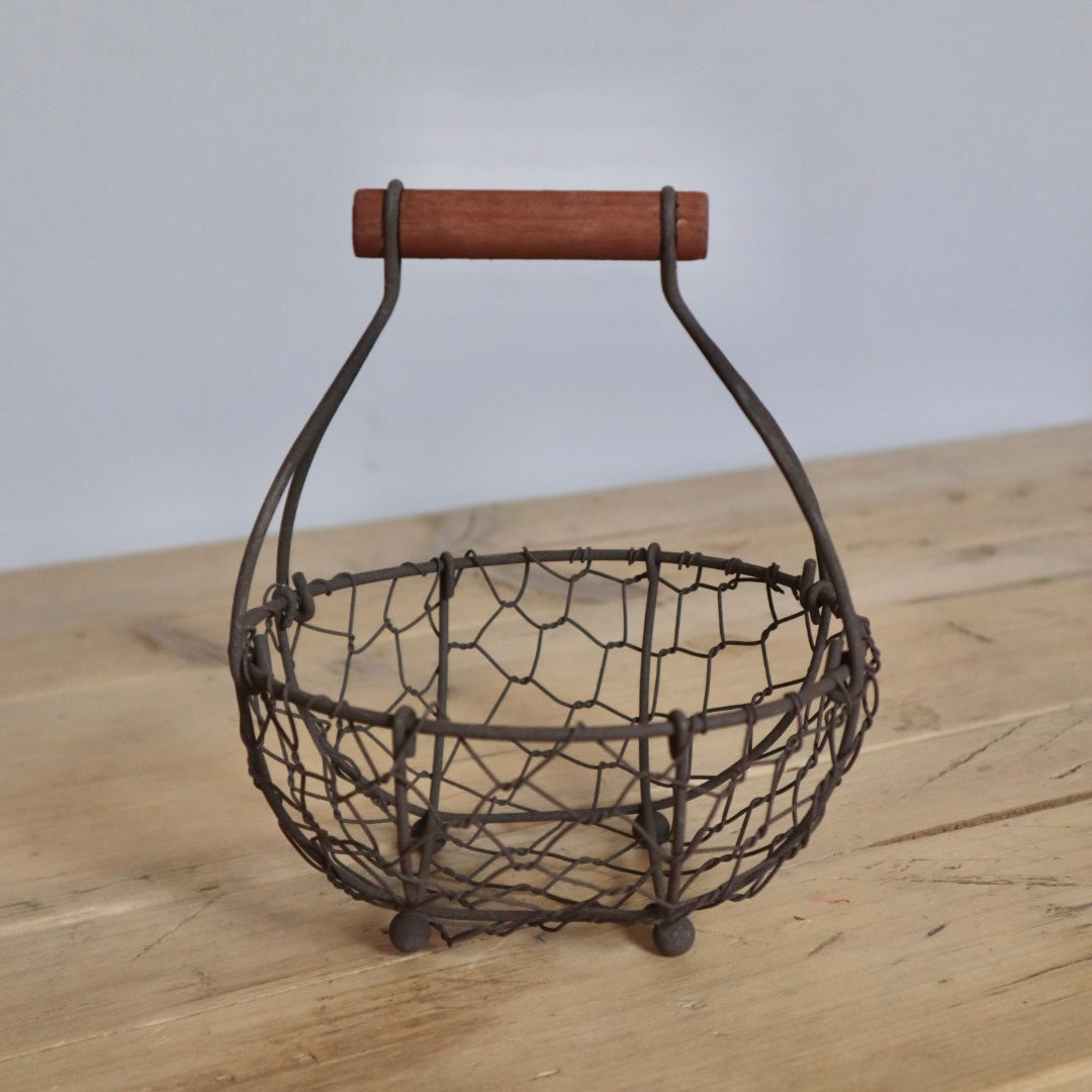 Charming Rustic Wire Basket with Wooden Handle – Perfect for Cottage Style Storage
